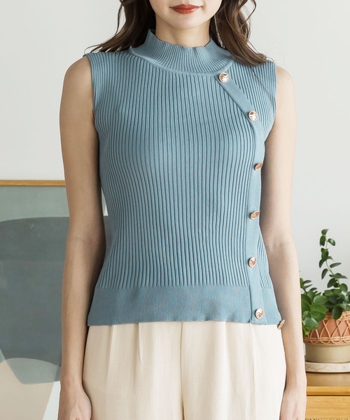 Julia Boutique(ジュリアブティック)の「ゴールドボタン付きノースリーブニットトップス/22111(ニット/セーター・レディース・ブラック/モカ/ブルー/ベージュ/アイボリー・ONE)」の13枚目の写真