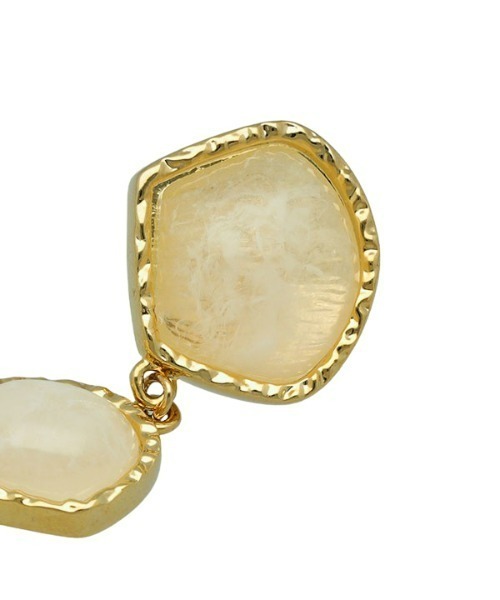 EIMY ISTOIRE（エイミーイストワール）の「ニュアンスストーンピアス（ネックレス・レディース・ホワイト・FREE）」の4枚目の写真