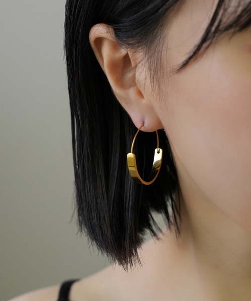 IAMUSE(アイアミューズ)の「金属アレルギー対応 ラウンドプレートフープピアス S0788【IAMUSE】(ピアス(両耳用)・レディース・ゴールド・FREE)」の1枚目の写真