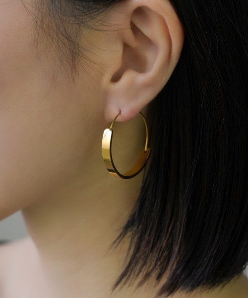 IAMUSE(アイアミューズ)の「金属アレルギー対応 ラウンドプレートフープピアス S0788【IAMUSE】(ピアス(両耳用)・レディース・ゴールド・FREE)」の5枚目の写真