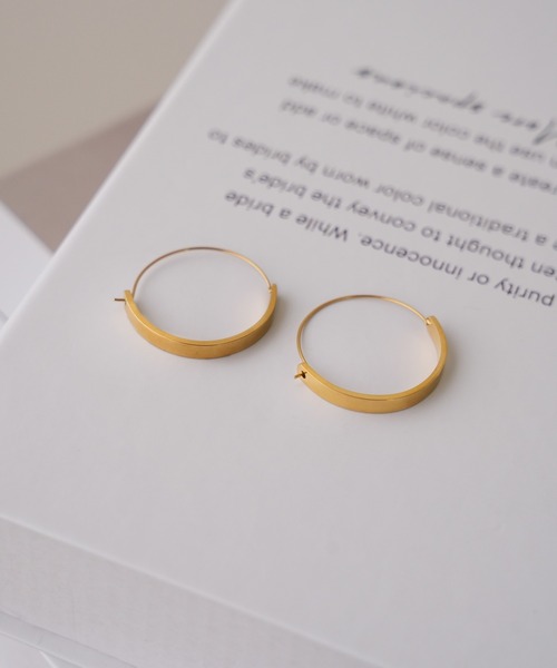IAMUSE(アイアミューズ)の「金属アレルギー対応 ラウンドプレートフープピアス S0788【IAMUSE】(ピアス(両耳用)・レディース・ゴールド・FREE)」の7枚目の写真