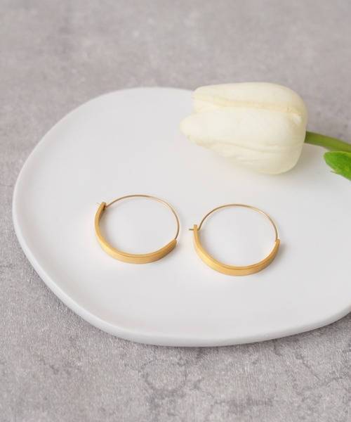 IAMUSE(アイアミューズ)の「金属アレルギー対応 ラウンドプレートフープピアス S0788【IAMUSE】(ピアス(両耳用)・レディース・ゴールド・FREE)」の8枚目の写真