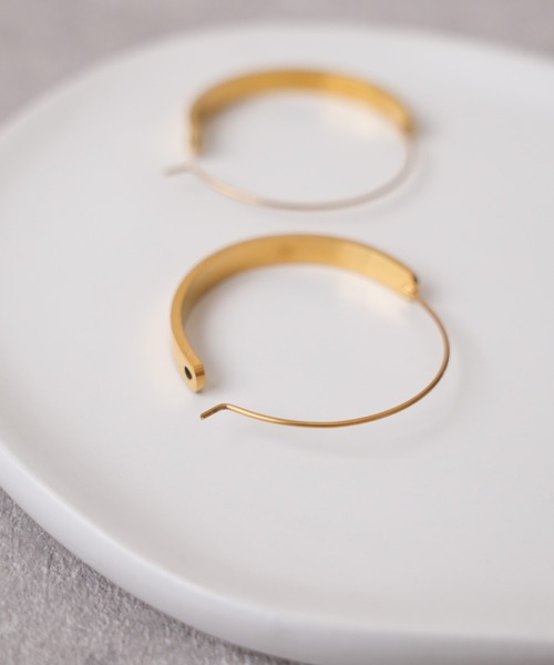 IAMUSE(アイアミューズ)の「金属アレルギー対応 ラウンドプレートフープピアス S0788【IAMUSE】(ピアス(両耳用)・レディース・ゴールド・FREE)」の10枚目の写真