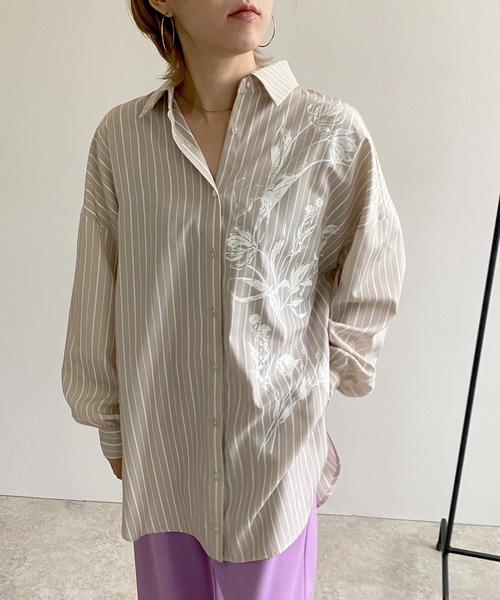LHELBIE(レルビエ)の「フラワープリントストライプシャツ(シャツ/ブラウス・レディース・ライトベージュ/ライトパープル/ライトブルー・M)」の1枚目の写真