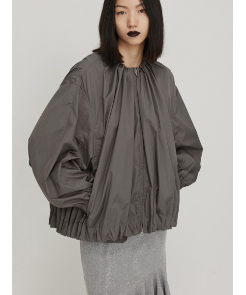 JNBY（ジェーエヌビーワイ）の「Pinch-Pleated Two-way Zipper Cotton Jacket（ブルゾン・レディース・グレー/ホワイト・36/38/34）」の2枚目の写真