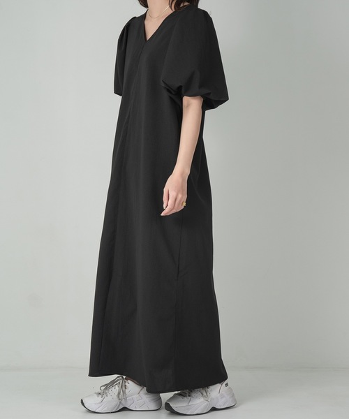 lawgy（ラウジー）の「volume sleeve V neck op / ボリュームスリーブブイネックワンピース（ワンピース・レディース・ブラック/アイボリー/グレイッシュベージュ・FREE）」の3枚目の写真