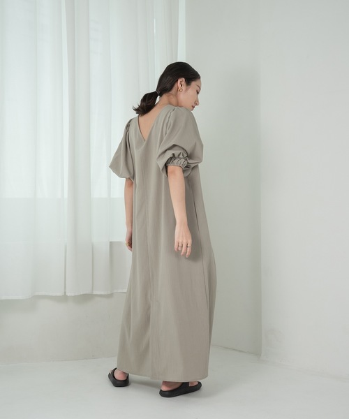 lawgy（ラウジー）の「volume sleeve V neck op / ボリュームスリーブブイネックワンピース（ワンピース・レディース・ブラック/アイボリー/グレイッシュベージュ・FREE）」の16枚目の写真