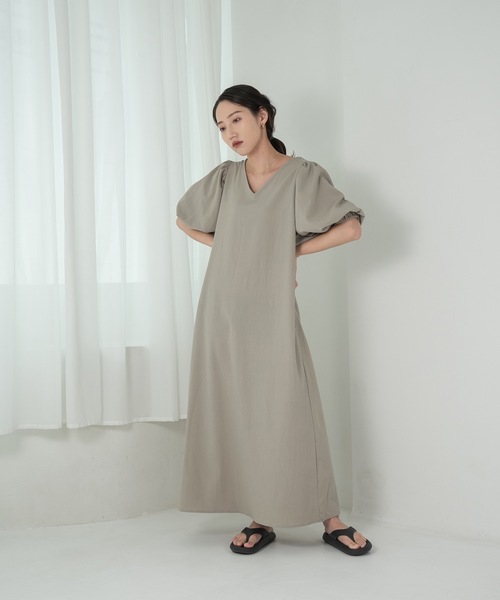 lawgy（ラウジー）の「volume sleeve V neck op / ボリュームスリーブブイネックワンピース（ワンピース・レディース・ブラック/アイボリー/グレイッシュベージュ・FREE）」の15枚目の写真