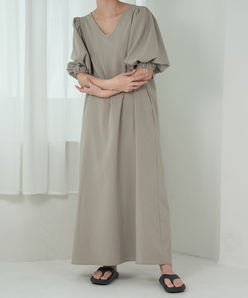 lawgy（ラウジー）の「volume sleeve V neck op / ボリュームスリーブブイネックワンピース（ワンピース・レディース・ブラック/アイボリー/グレイッシュベージュ・FREE）」の13枚目の写真