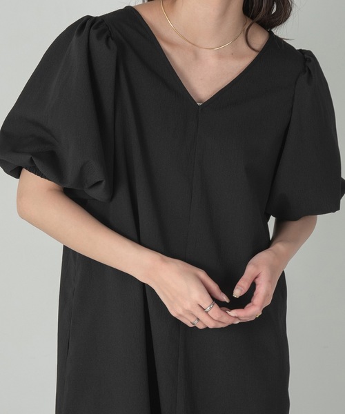 lawgy（ラウジー）の「volume sleeve V neck op / ボリュームスリーブブイネックワンピース（ワンピース・レディース・ブラック/アイボリー/グレイッシュベージュ・FREE）」の11枚目の写真