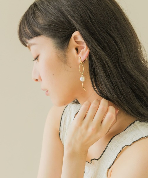 SMELLY(スメリー)の「ウェーブラインパールイヤリング(イヤリング・レディース・ゴールド系その他・-)」の3枚目の写真