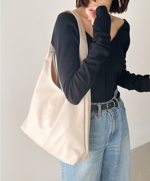 MYMOOD.（マイムード）の「【A4サイズ収納可】ポーチ付き PU トートバッグ（トートバッグ・レディース・ブラック/アイボリー/シルバー・FREE）」の5枚目の写真