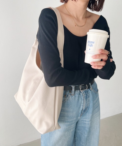 MYMOOD.（マイムード）の「【A4サイズ収納可】ポーチ付き PU トートバッグ（トートバッグ・レディース・ブラック/アイボリー/シルバー・FREE）」の6枚目の写真