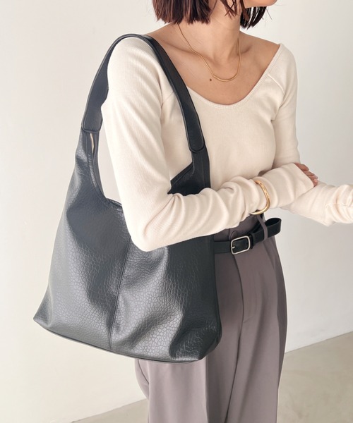 MYMOOD.（マイムード）の「【A4サイズ収納可】ポーチ付き PU トートバッグ（トートバッグ・レディース・ブラック/アイボリー/シルバー・FREE）」の18枚目の写真