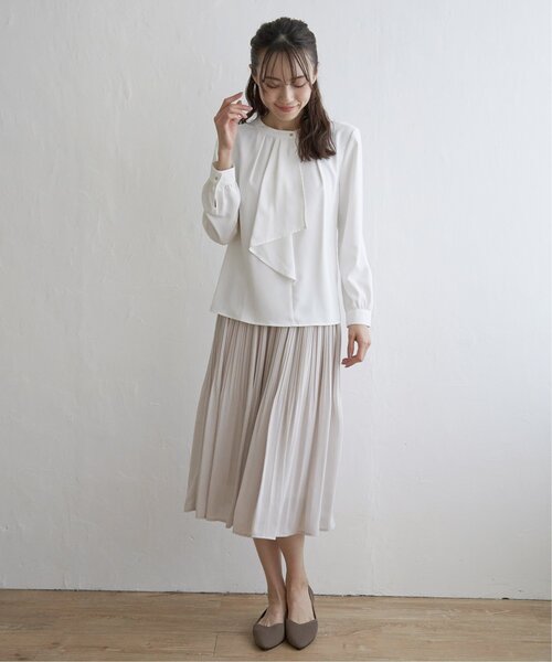 IKKA LOUNGE(イッカラウンジ)の「ドレープタイブラウス(シャツ/ブラウス・レディース・オフホワイト/ネイビー・M/S/XL/L)」の19枚目の写真
