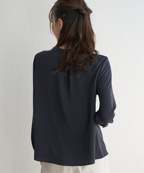 IKKA LOUNGE(イッカラウンジ)の「ドレープタイブラウス(シャツ/ブラウス・レディース・オフホワイト/ネイビー・M/S/XL/L)」の22枚目の写真