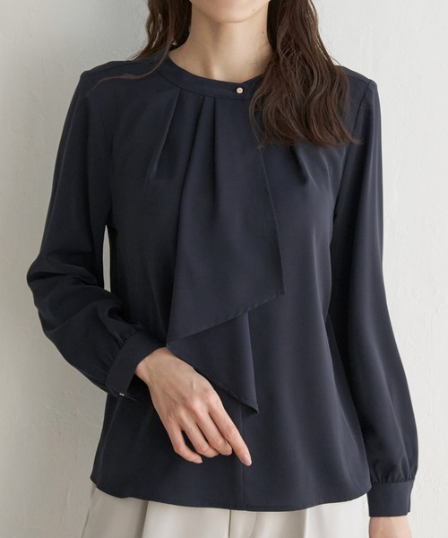 IKKA LOUNGE(イッカラウンジ)の「ドレープタイブラウス(シャツ/ブラウス・レディース・オフホワイト/ネイビー・M/S/XL/L)」の2枚目の写真