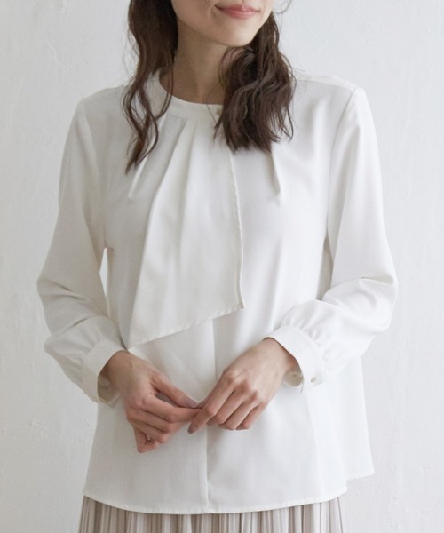 IKKA LOUNGE(イッカラウンジ)の「ドレープタイブラウス(シャツ/ブラウス・レディース・オフホワイト/ネイビー・M/S/XL/L)」の1枚目の写真