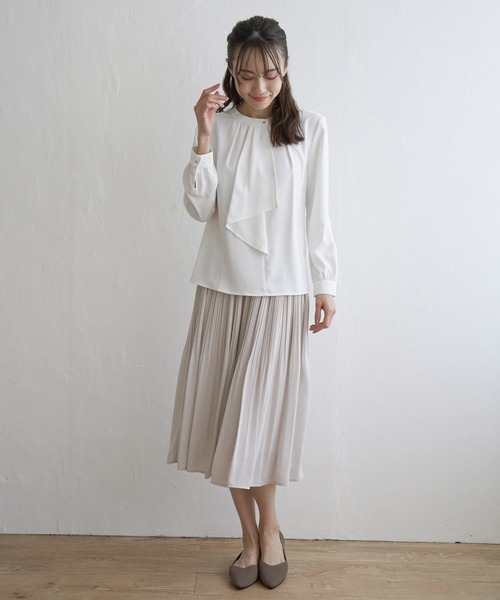 IKKA LOUNGE(イッカラウンジ)の「ドレープタイブラウス(シャツ/ブラウス・レディース・オフホワイト/ネイビー・M/S/XL/L)」の4枚目の写真