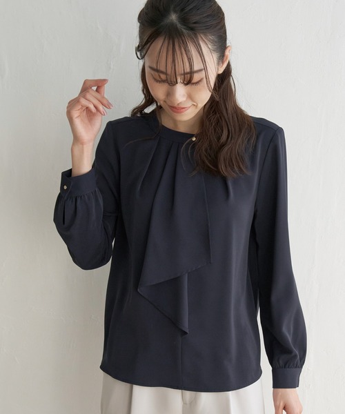 IKKA LOUNGE(イッカラウンジ)の「ドレープタイブラウス(シャツ/ブラウス・レディース・オフホワイト/ネイビー・M/S/XL/L)」の10枚目の写真