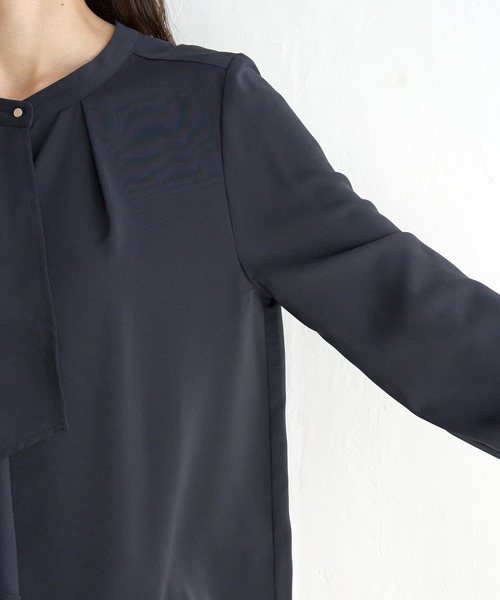 IKKA LOUNGE(イッカラウンジ)の「ドレープタイブラウス(シャツ/ブラウス・レディース・オフホワイト/ネイビー・M/S/XL/L)」の13枚目の写真