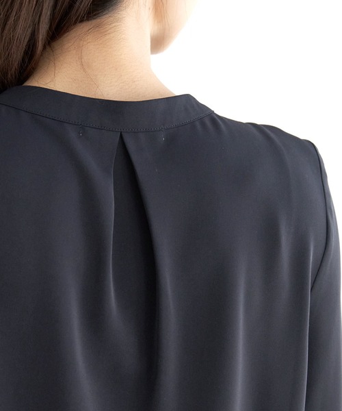 IKKA LOUNGE(イッカラウンジ)の「ドレープタイブラウス(シャツ/ブラウス・レディース・オフホワイト/ネイビー・M/S/XL/L)」の14枚目の写真