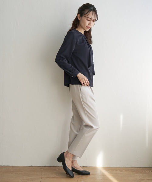 IKKA LOUNGE(イッカラウンジ)の「ドレープタイブラウス(シャツ/ブラウス・レディース・オフホワイト/ネイビー・M/S/XL/L)」の7枚目の写真