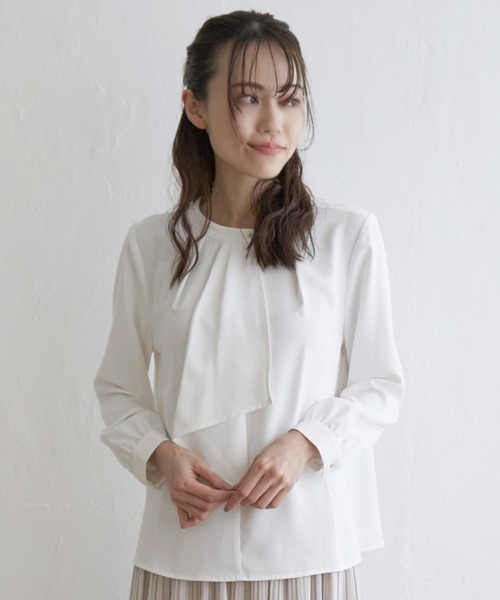 IKKA LOUNGE(イッカラウンジ)の「ドレープタイブラウス(シャツ/ブラウス・レディース・オフホワイト/ネイビー・M/S/XL/L)」の16枚目の写真