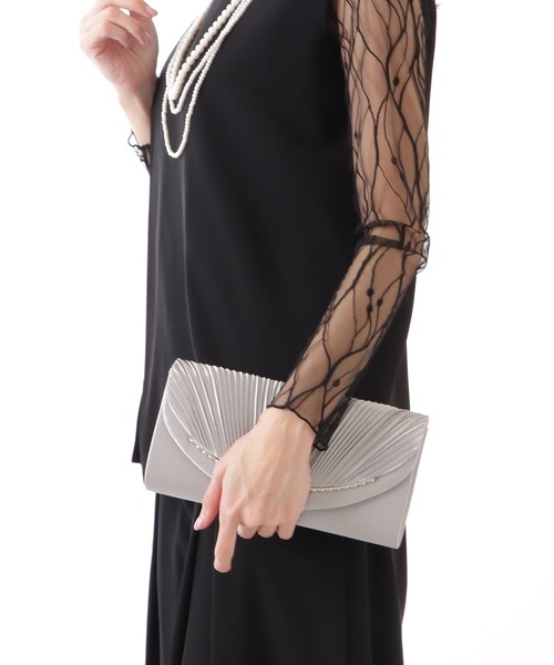 Lace Ladies(レースレディース)の「メタリック ライン付き プリーツ スクエア クラッチ バッグ(クラッチバッグ・レディース・アイボリー/ブラック/グレー・FREE)」の15枚目の写真