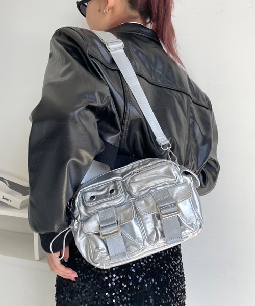 SHAGGIE(シャギー)の「【ペットボトルが入る】アウトポケットメタリックバッグ(ショルダーバッグ・レディース・シルバー/ブラック・FREE)」の8枚目の写真