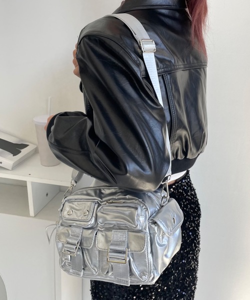 SHAGGIE(シャギー)の「【ペットボトルが入る】アウトポケットメタリックバッグ(ショルダーバッグ・レディース・シルバー/ブラック・FREE)」の9枚目の写真