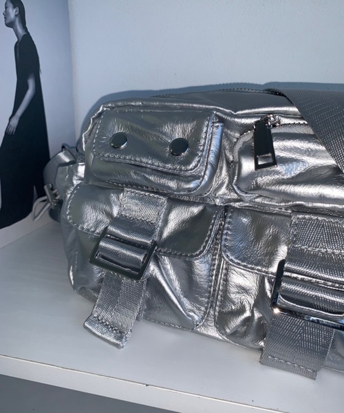 SHAGGIE(シャギー)の「【ペットボトルが入る】アウトポケットメタリックバッグ(ショルダーバッグ・レディース・シルバー/ブラック・FREE)」の15枚目の写真