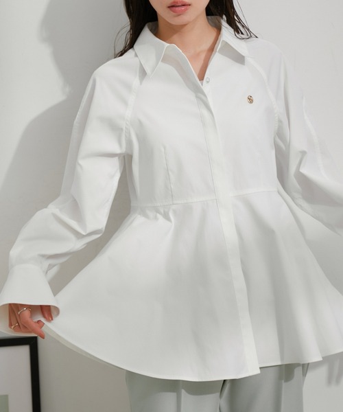 VIS（ビス）の「【洗える】ロゴモチーフ付きペプラムシャツ（シャツ/ブラウス・レディース・ネイビー/イエロー/オフホワイト/サックスブルー・FREE）」の2枚目の写真