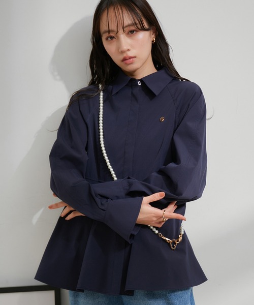 VIS（ビス）の「【洗える】ロゴモチーフ付きペプラムシャツ（シャツ/ブラウス・レディース・ネイビー/イエロー/オフホワイト/サックスブルー・FREE）」の8枚目の写真