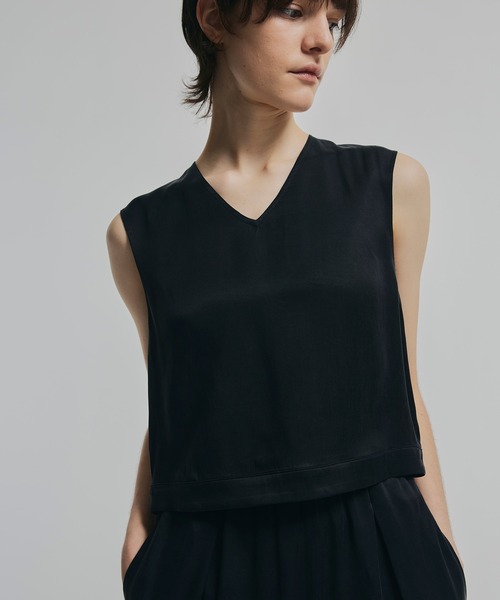 NOISE MAKER(ノイズメーカー)の「ベンベルグサテンVネックプルオーバー【Made in Japan】(Tシャツ/カットソー・レディース・ブラック/グレー/ピンク・FREE)」の2枚目の写真