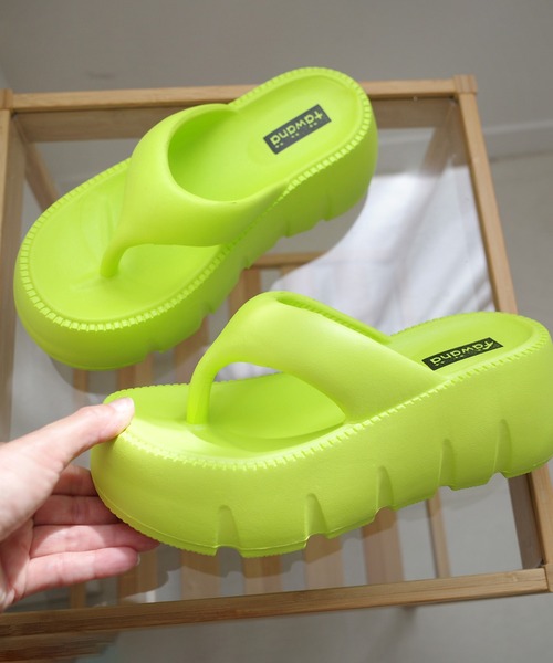 AmiAmi（アミアミ）の「軽量厚底！トングプラットフォームサンダル /ビーチサンダル（サンダル・レディース・ピンク/グリーン/アイボリー/ホワイト/ブラック・36-37/38-39/40-41）」の4枚目の写真