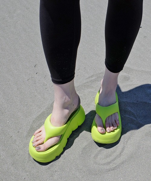 AmiAmi（アミアミ）の「軽量厚底！トングプラットフォームサンダル /ビーチサンダル（サンダル・レディース・ピンク/グリーン/アイボリー/ホワイト/ブラック・36-37/38-39/40-41）」の6枚目の写真