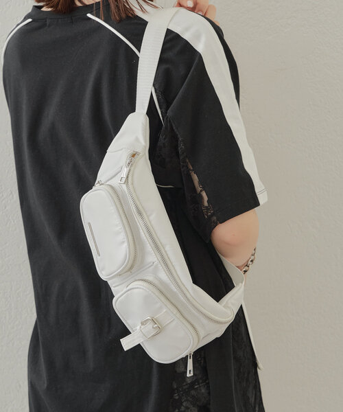 Chico（チコ）の「ナイロンウエストポーチ（ボディバッグ/ウエストポーチ・レディース・アイボリー/ブラック/シルバー・FREE）」の2枚目の写真