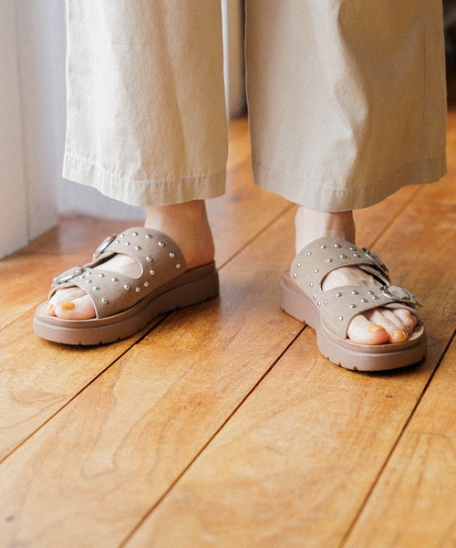 niko and...（ニコアンド）の「オリジナルスタッズ付きサンダル（サンダル・レディース・ベージュ/ブラック・MEDIUM/LARGE）」の2枚目の写真