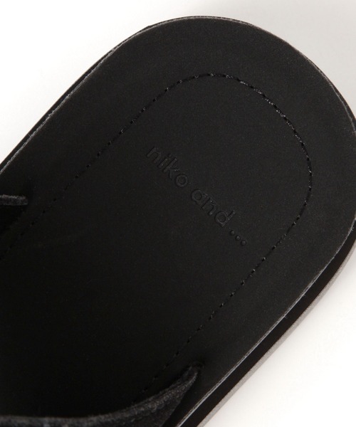 niko and...（ニコアンド）の「オリジナルスタッズ付きサンダル（サンダル・レディース・ベージュ/ブラック・MEDIUM/LARGE）」の19枚目の写真