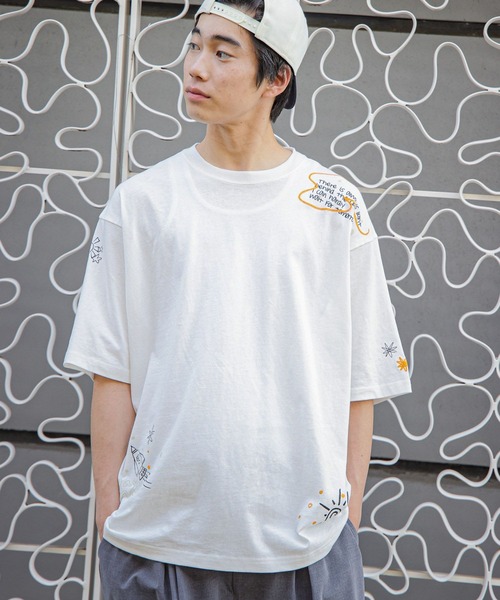 niko and...(ニコアンド)の「ランダムラクガキプリントTシャツ(Tシャツ/カットソー・メンズ・オフホワイト/ブラック/ブルー・MEDIUM/LARGE)」の2枚目の写真