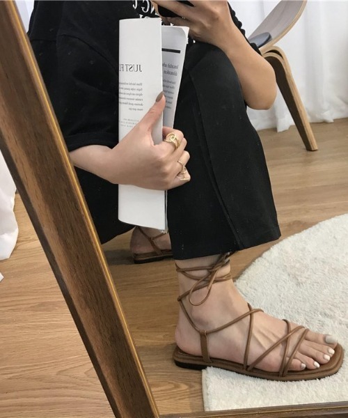 mebole(メボレ)の「レースアップフラットサンダル(サンダル・レディース・ブラック/ブラウン/ホワイト・MEDIUM/SMALL/LARGE)」の1枚目の写真