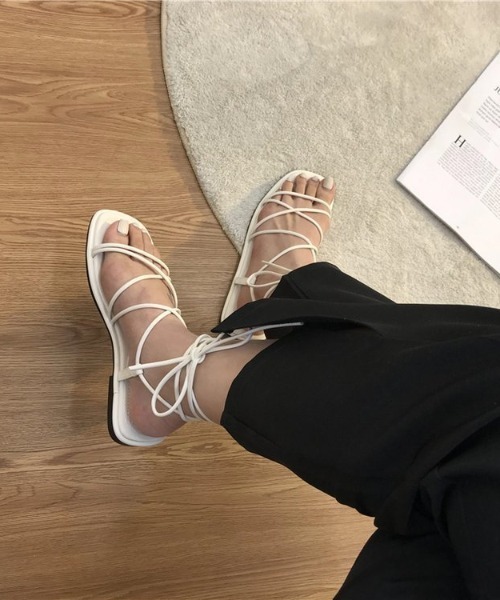 mebole(メボレ)の「レースアップフラットサンダル(サンダル・レディース・ブラック/ブラウン/ホワイト・MEDIUM/SMALL/LARGE)」の2枚目の写真