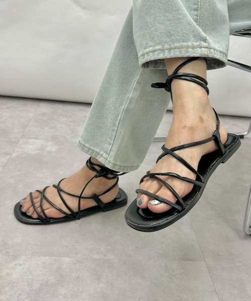 mebole(メボレ)の「レースアップフラットサンダル(サンダル・レディース・ブラック/ブラウン/ホワイト・MEDIUM/SMALL/LARGE)」の5枚目の写真