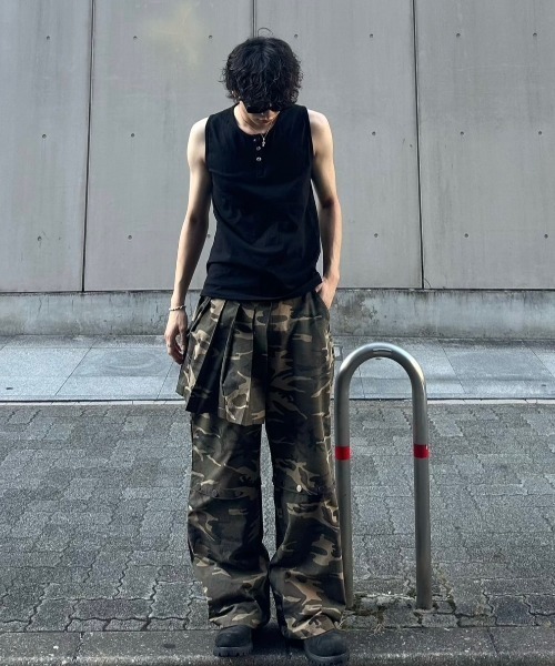 ESC STUDIO(イーエスシースタジオ)の「韓国ブランド ESC STUDIO イーエスシースタジオ skirt layered snap pants スカートレイヤードスナップパンツ レイヤードパンツ カモ柄パンツ カモフラージュ スナップボタンハーフパンツ フルレングスパンツ 2wayパンツ 韓国ファッション 韓国ストリート ストリートファッション(カーゴパンツ・メンズ・グリーン系カモフラージュ/ブラック・M)」の2枚目の写真