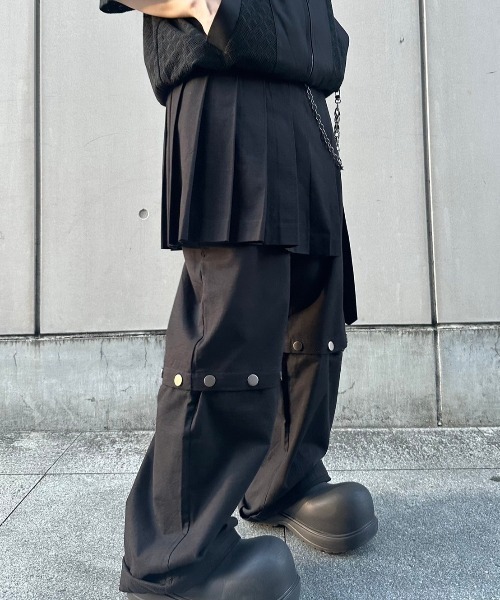 ESC STUDIO(イーエスシースタジオ)の「韓国ブランド ESC STUDIO イーエスシースタジオ skirt layered snap pants スカートレイヤードスナップパンツ レイヤードパンツ カモ柄パンツ カモフラージュ スナップボタンハーフパンツ フルレングスパンツ 2wayパンツ 韓国ファッション 韓国ストリート ストリートファッション(カーゴパンツ・メンズ・グリーン系カモフラージュ/ブラック・M)」の9枚目の写真