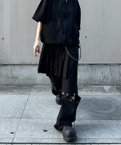 ESC STUDIO(イーエスシースタジオ)の「韓国ブランド ESC STUDIO イーエスシースタジオ skirt layered snap pants スカートレイヤードスナップパンツ レイヤードパンツ カモ柄パンツ カモフラージュ スナップボタンハーフパンツ フルレングスパンツ 2wayパンツ 韓国ファッション 韓国ストリート ストリートファッション(カーゴパンツ・メンズ・グリーン系カモフラージュ/ブラック・M)」の4枚目の写真