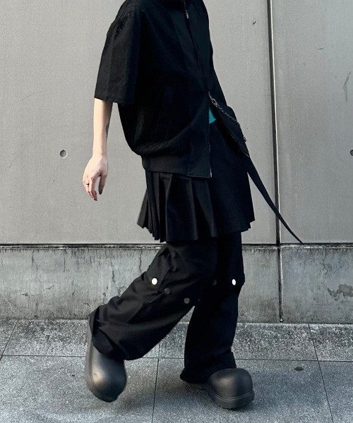 ESC STUDIO(イーエスシースタジオ)の「韓国ブランド ESC STUDIO イーエスシースタジオ skirt layered snap pants スカートレイヤードスナップパンツ レイヤードパンツ カモ柄パンツ カモフラージュ スナップボタンハーフパンツ フルレングスパンツ 2wayパンツ 韓国ファッション 韓国ストリート ストリートファッション(カーゴパンツ・メンズ・グリーン系カモフラージュ/ブラック・M)」の6枚目の写真