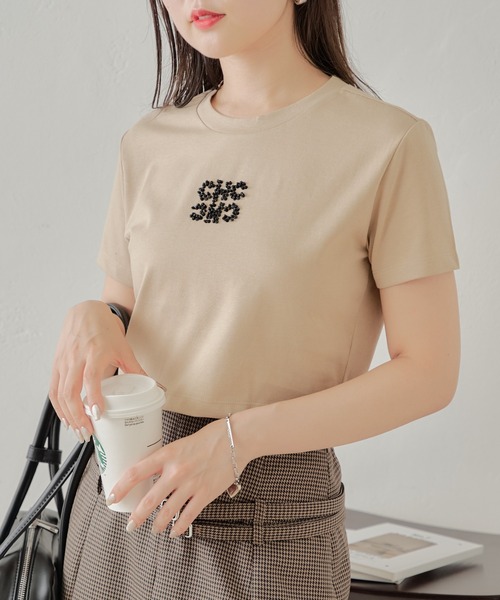 Chico(チコ)の「ビーズロゴ入り刺繍チビT(Tシャツ/カットソー・レディース・ブラック/グレイッシュベージュ/ホワイト/レッド・FREE)」の3枚目の写真