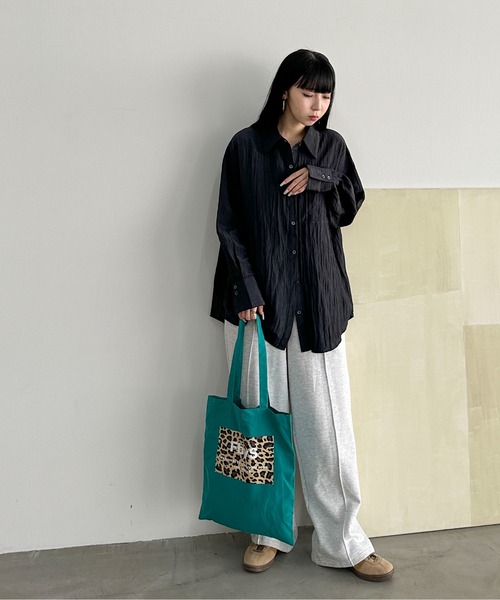 feepur（フェピュール）の「シワマットサテンオーバーシャツ（シャツ/ブラウス・レディース・ブラック/アイボリー・MEDIUM）」の12枚目の写真